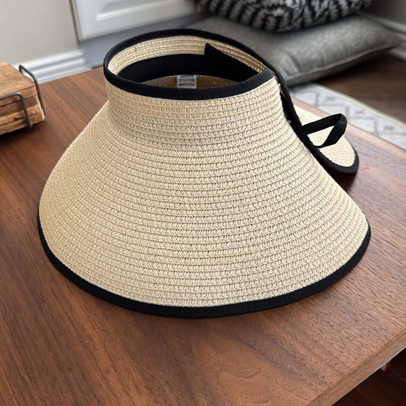 NWOT Packable Roll Up Women's Sun Visor. One Size - Picture 5 of 6